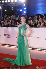 组图：刘诗诗裸肩绿裙亮相白玉兰红毯 青春活泼