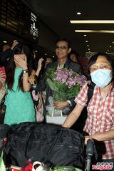 组图：郑少秋遇疯狂女粉丝 太太面露不悦