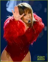 组图：洛佩兹红衣火辣热舞 猛男高空托举