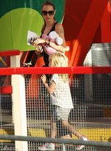 组图：朱莉带龙凤胎玩遍游乐场 母女抱玩偶卖萌