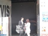 组图：李晟探班李佳航 举止亲密恋情疑证实