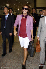 组图：张根硕红衣抵台大送飞吻 粉丝疯狂