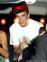 组图：帕丽斯与小男友车内寻欢 飞扑热吻激情四射