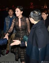 组图：林志玲透视裙见老总 害羞捂胸美沟诱人