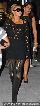 组图：乔丹镂空衫透双球 波霸超出街嘟嘴扮萌