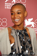 组图：《硬纸盒小镇》记者会 女主角光头造型抢眼