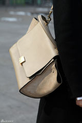 高清图：孙梅竞街拍LOOK 黑色大衣搭配白色衬衣