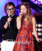 组图：李孝利郑才衡出席音乐节目《U&I》发布会