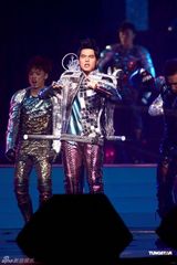 幻灯图：陈奕迅出席周杰伦小巨蛋个唱搞怪互动