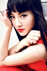 组图：周楚楚拍夏日写真 素颜纯美红裙魅惑