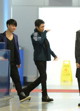 组图：撒贝宁神秘负伤 伤愈携助理离京