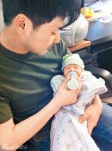组图：连凯荣升当爸爸 妻子美国剖腹诞6斤重男婴