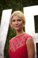 高清组图：奥斯卡派对克莱尔-丹妮斯玫红色礼服