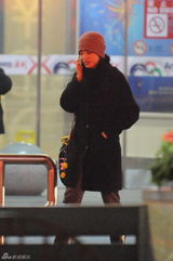 组图：姚晨独自返京逛书店 素颜黑眼圈显疲惫