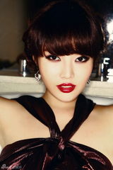 组图：徐冬冬拍摄杂志大片 紫裙红唇大秀性感