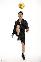 组图：何晟铭鬼马运动写真 古灵精怪喜感足