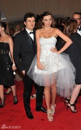 组图：美国时装学院庆典举行 众明星红毯竞艳