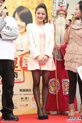 组图：李康宜拜神求票房 爱情长跑结婚顺其自然