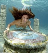 组图：女星水下写真妖娆 凯莉布鲁克化身美人鱼