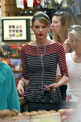 组图：斯威夫特购物耳机不离身 T恤热裤秀长腿