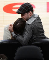 组图：贾斯汀篮球赛场观战 揽女友入怀深情索吻