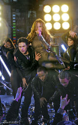 幻灯图：詹妮弗-洛佩兹纽约劲舞 全球各地迎新年