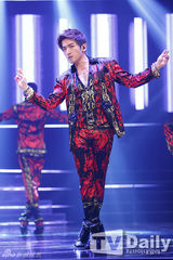 组图：神话打榜夺冠李孝利性感 EXO回归显狼性