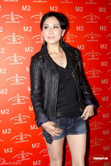 组图：刘嘉玲亮相上海 皮衣搭配牛仔短裤秀美腿