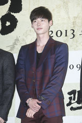 独家高清：《观相》试映 李钟硕嘟嘴比V卖萌