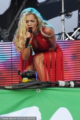 组图：丽塔-欧拉献唱音乐节布条裙性感逼人