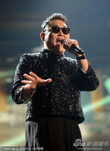 组图：鸟叔获新媒体奖 压轴表演大秀骑马舞