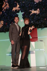 组图：容祖儿陈伟霆主持圣诞亮灯仪式