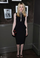 高清组图：达科塔-范宁黑色礼服亮相俏丽可人