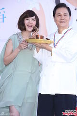 组图：郭静签唱会否认整容 厨师爸爸送乳鸽助阵