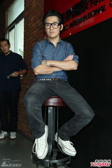 组图：曹格嘟嘴当众亲太太 一家四口齐亮相