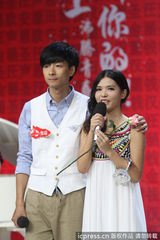 组图：左立《天天向上》现场求婚 跪地献玫瑰