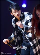 组图：Rain复出舞台彩排 耍帅卖萌魅力不减