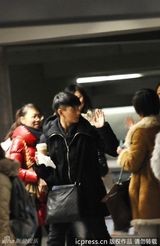 组图：吴奇隆获粉丝机场送咖啡 边饮边聊无架子