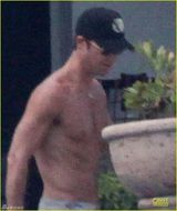 组图：安妮斯顿粉色比基尼 未婚夫泳池激吻