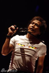 幻灯图：齐秦北京激情开唱 彭佳慧莫文蔚献歌