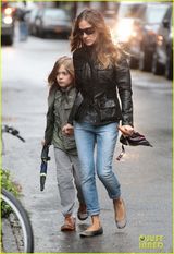 组图：杰西卡-帕克皮衣酷帅 推双胞胎女儿出游