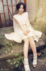 组图：严艺丹曝暖春阳光大片 清新文艺范十足