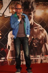 组图：《激战》首映 张家辉与李馨巧欢乐打闹