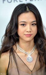 组图：汤唯黑纱裸色礼服现身优雅女人味