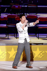 幻灯图：许志安同韩红红馆献唱 强调两人是兄妹