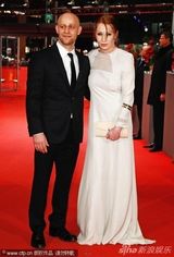 组图：《仁慈》首映 制片人秀性感风头盖过女主角