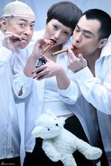 组图：《柔软》剧照似大片 郝蕾詹瑞文范植伟玩雪茄