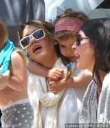 组图：杰西卡-阿尔芭全家野餐 女儿勾脖倒地表情囧