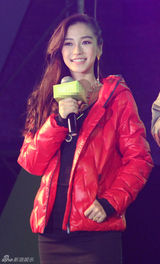 组图：彭于晏Angelababy青春亮相展活力运动风