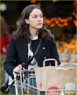 组图：破产姐妹max素颜购物艳丽不再